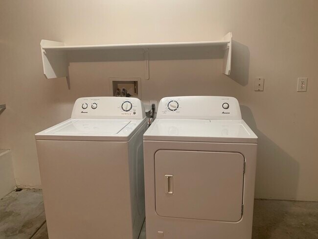 Building Photo - Carry Over Showing: This property has been...