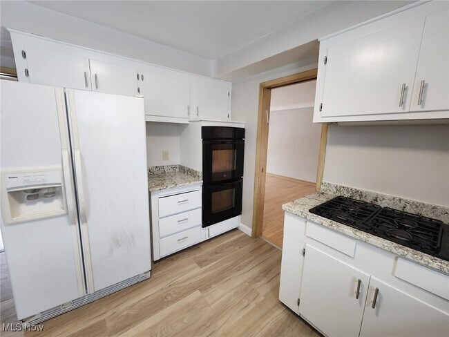 Building Photo - 2413 Elmdale Rd