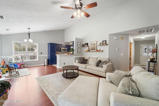 Building Photo - 3 Bedrooms AND A BONUS!! Short Term Leases considered, NO breed restrictions!