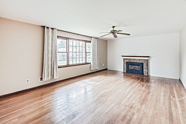 Building Photo - 2412 Manet Rd