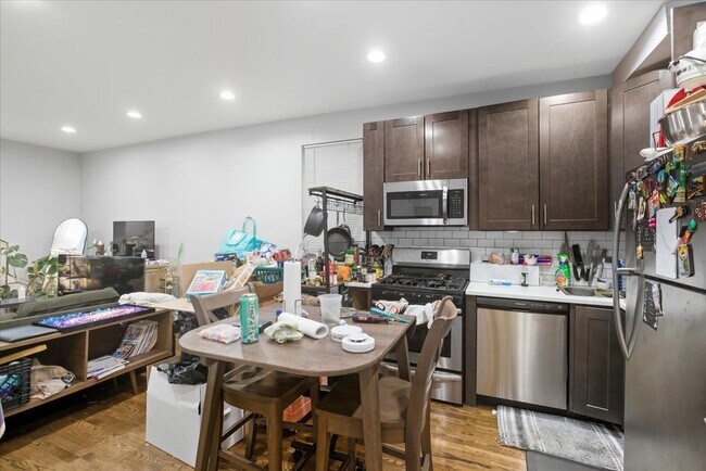 Building Photo - 518 N May St