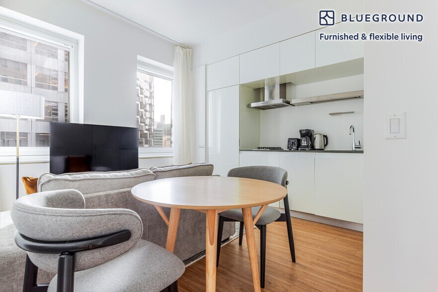 Building Photo - 70 W 45th St