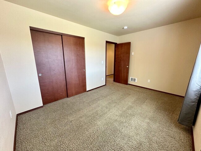 Building Photo - Large 5 Bedroom Home - North of CWU