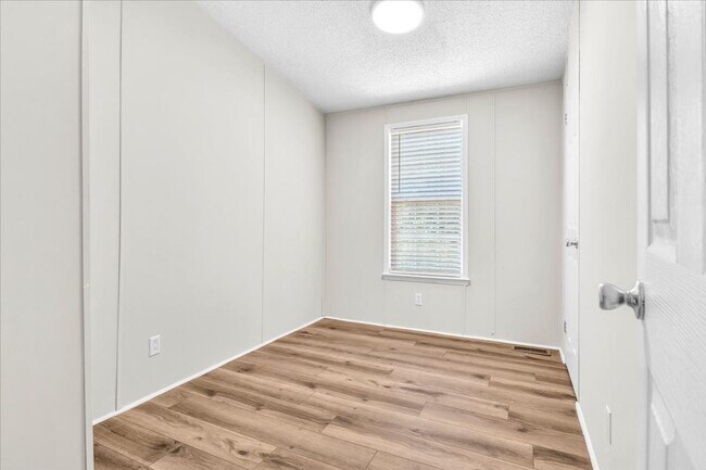 Building Photo - 2 Bedroom 2 Bathroom Home