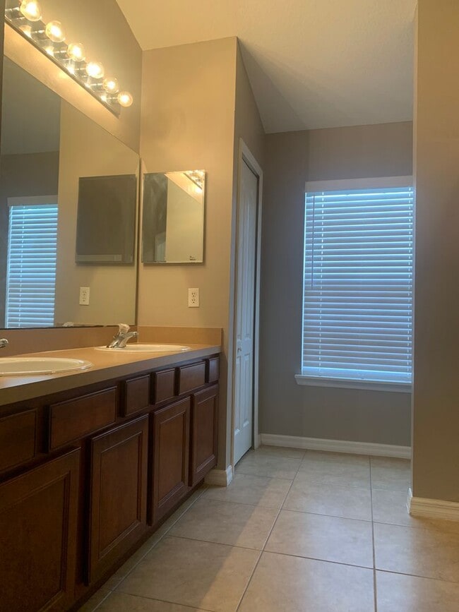 Building Photo - 3/2 Condo w/ 2 Car Garage in Harmony, FL