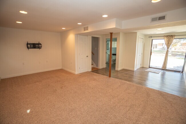 Building Photo - 710 Earl Lee Dr