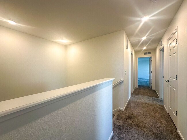 Building Photo - East Facing 3bd 2.5ba paired home in Sende...