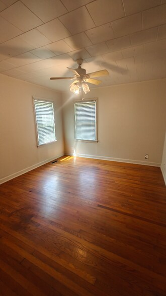 Building Photo - 709 Poplar Ave