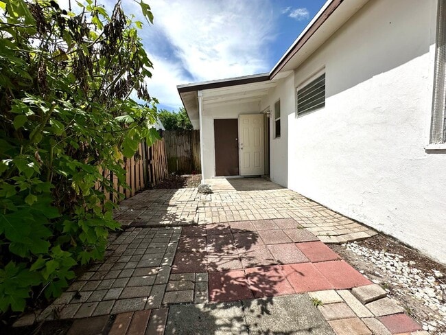 Building Photo - 5712 Pinewood Ave