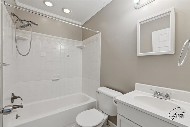 Building Photo - $1400 3 bedroom bungalow
