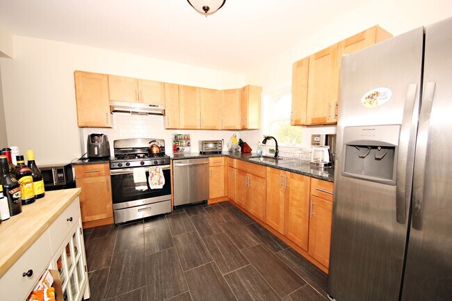 Building Photo - 4 bed 2 bath in Waltham no broker fee