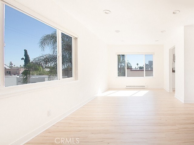 Building Photo - 2027 Vista Del Mar Ave