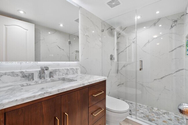 Building Photo - 5555 Collins Ave