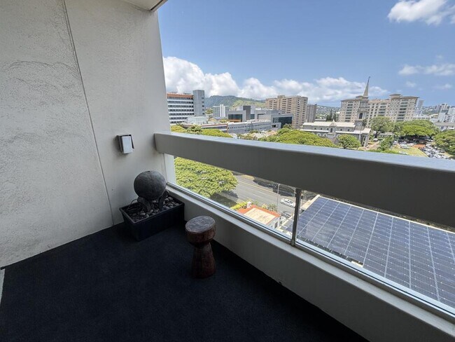 Building Photo - 1212 Punahou St