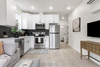 Building Photo - Hoyt Manor