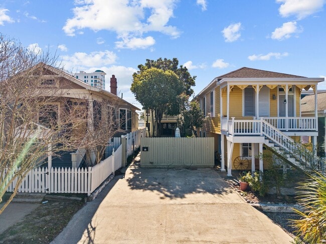 Building Photo - 611 Church St