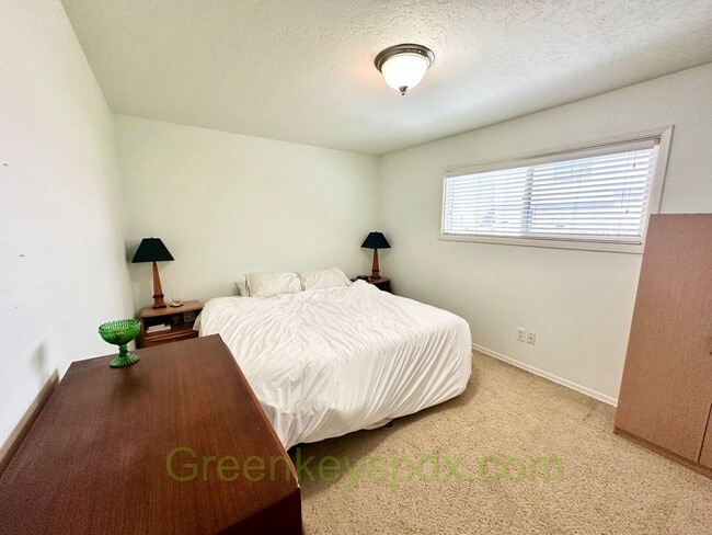 Building Photo - Two bedroom one bathroom condo in Southwes...