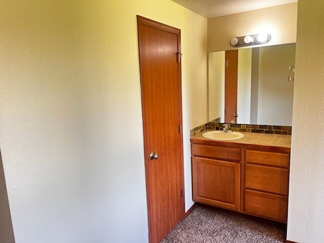 Building Photo - Condo with a golf course view