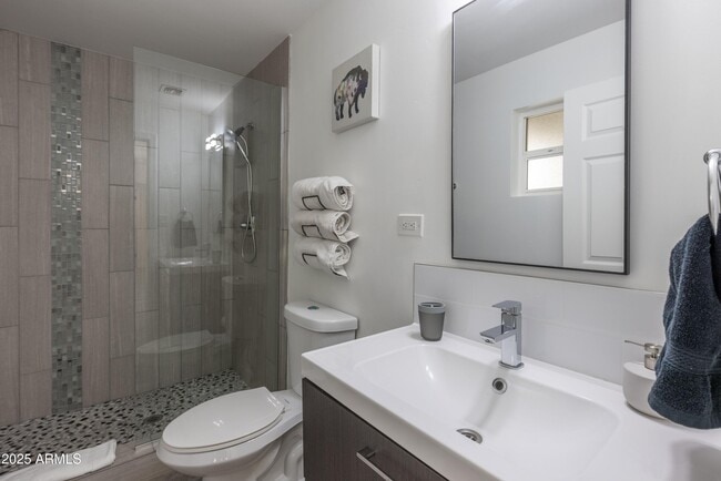 Building Photo - 4030 E Catalina Dr