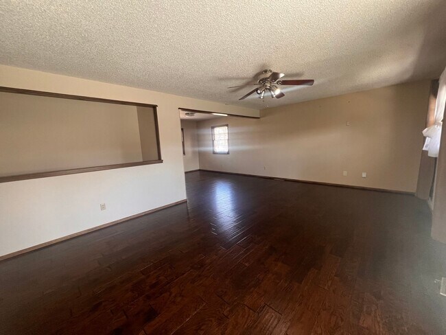 Building Photo - Spacious 4 Bed / 3 Bath Home in Southeast Wichita