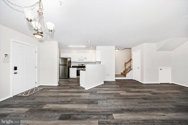 Building Photo - 4960 Clarendon Terrace