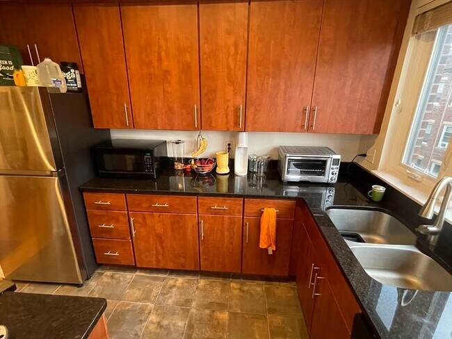 Building Photo - 110 Strathmore Rd