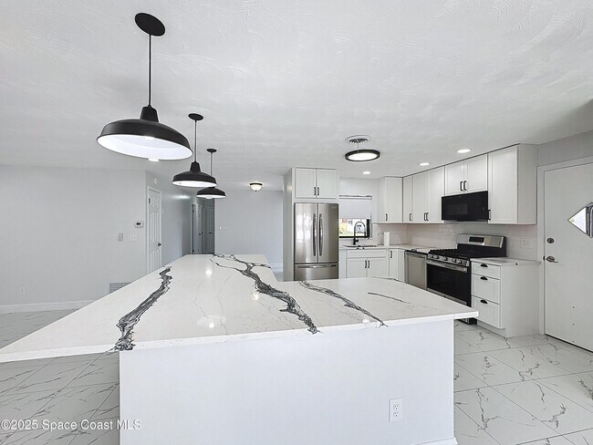 Building Photo - 205 Bimini Dr