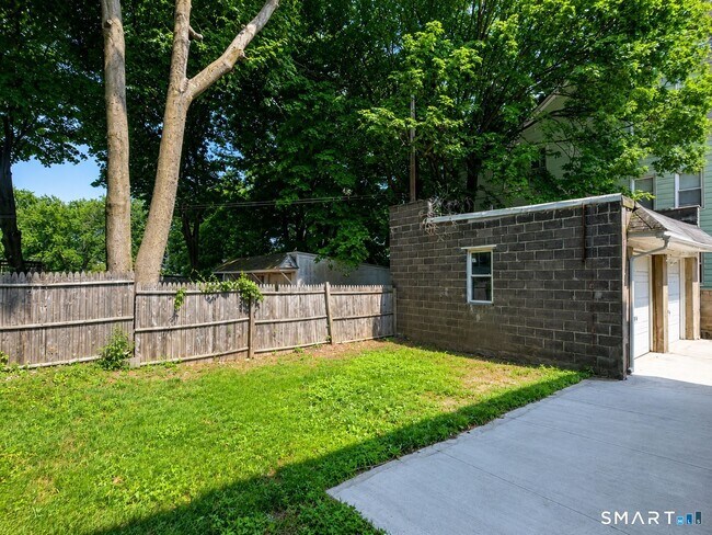 Building Photo - 893 Highland Ave