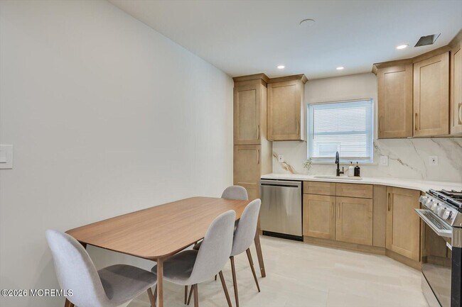 Building Photo - 212 10th Ave