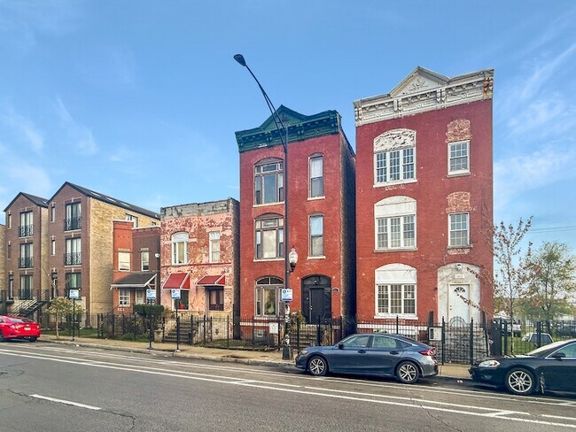 Building Photo - 2953 W Warren Blvd