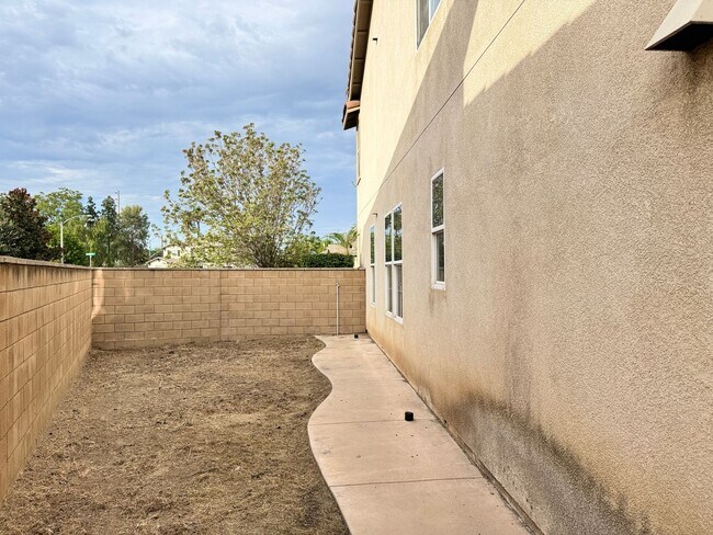 Building Photo - Spacious 6-Bedroom Estate in the Heart of Eastvale