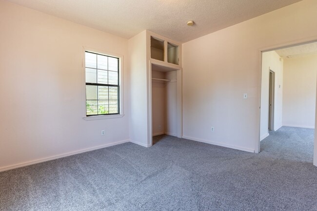 Building Photo - Cute 2 Bed Ready For You!