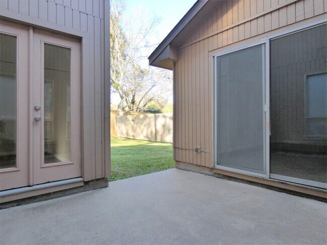 Building Photo - 606 Golfview Dr