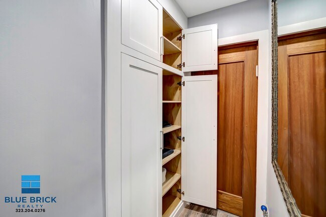 Building Photo - 5839 Vanalden Ave