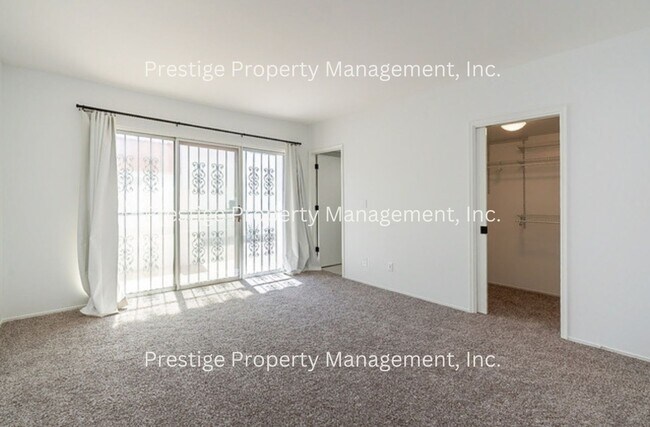 Building Photo - Beautiful Townhouse Overlooking The Golf C...