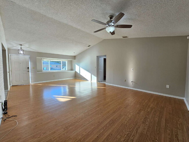 Building Photo - 819 Glencove Ave NW