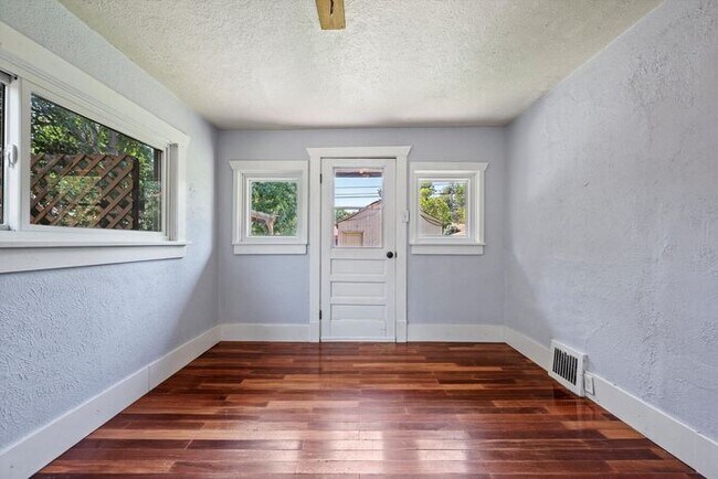 Building Photo - Perfect 4bd located in the Heart of Englewood