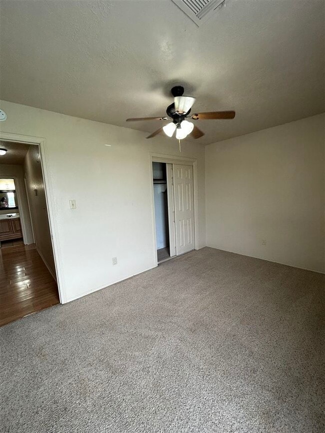 Building Photo - 905 NE Rogers Ln