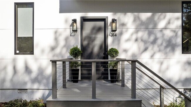 Building Photo - 314 Delmont Dr NE