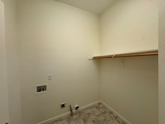 Building Photo - Three Bedroom near Dayton Golf Course