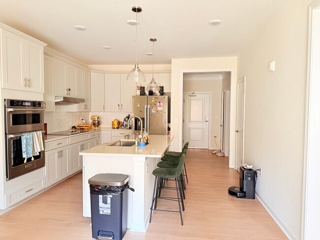 Building Photo - 6 Stratton Dr