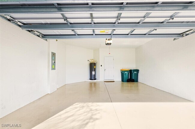 Building Photo - 2080 Wellington St