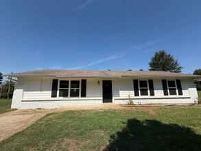 Building Photo - HUGE LOT, 3 BEDROOM FULLY UPGRADED KITCHEN...