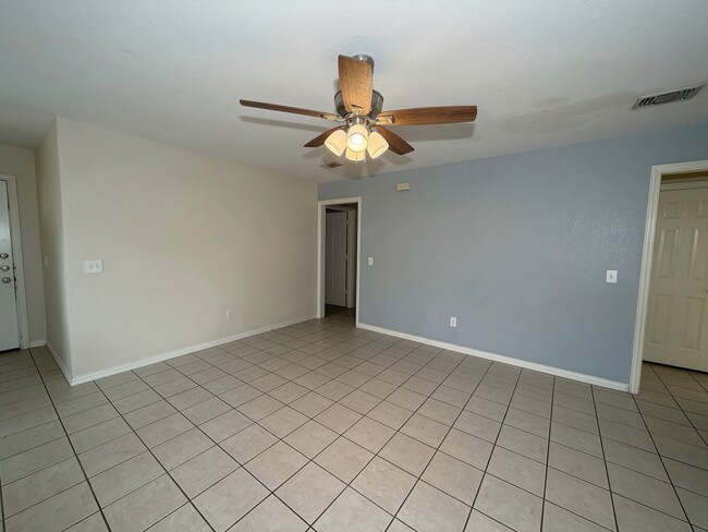 Building Photo - 931 Farmington Rd
