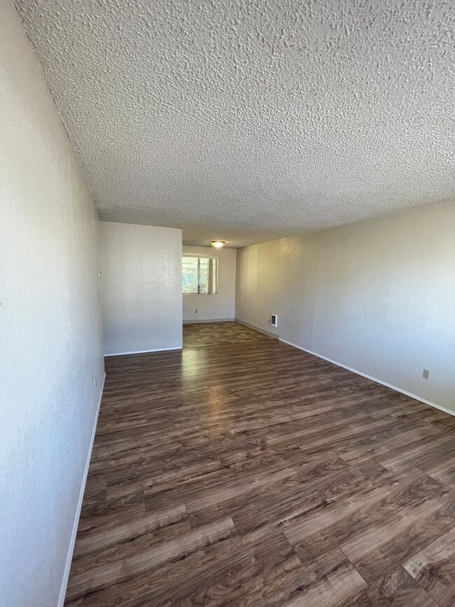 Building Photo - Hard to find 2 bdrm, 1.5 bath unit with wa...