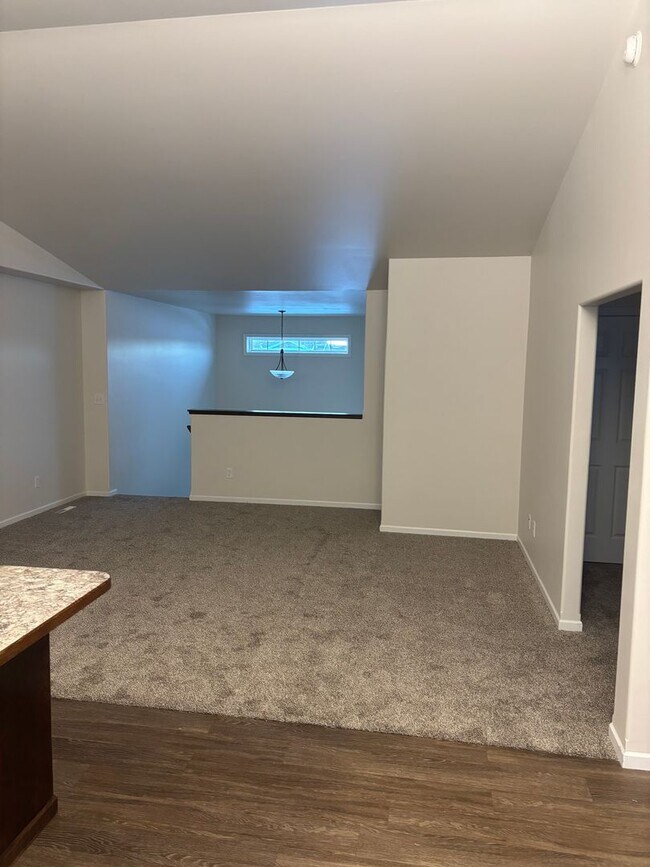 Building Photo - 3 Bed 2.5 Bath Single Family Home