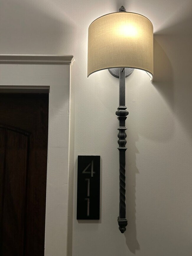 Building Photo - Beautifully Furnished 1/1 Apartment in Downtown Broad St.- $2,350