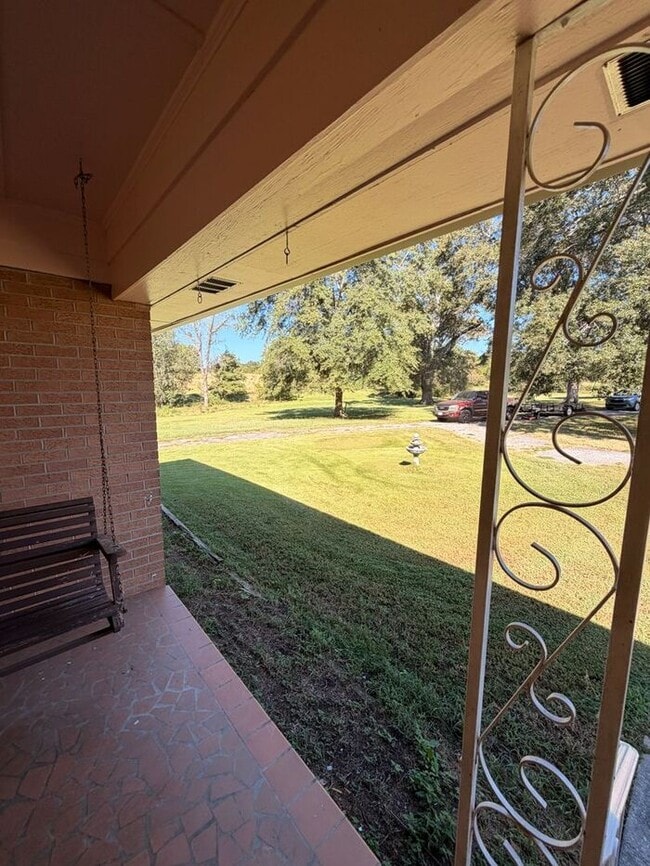 Building Photo - Home on 2.5 Acres in laurens!!