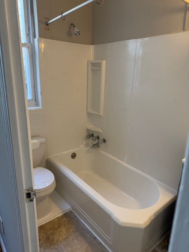 Building Photo - Studio, 1 bathroom apartment ready for mov...