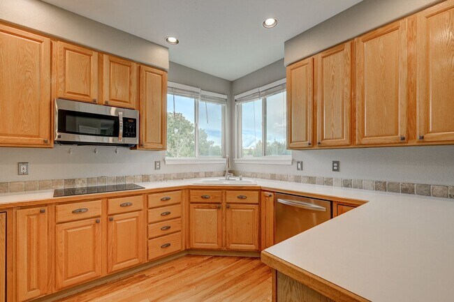 Building Photo - 4 bedroom, 5 bath hime with 3 car garage